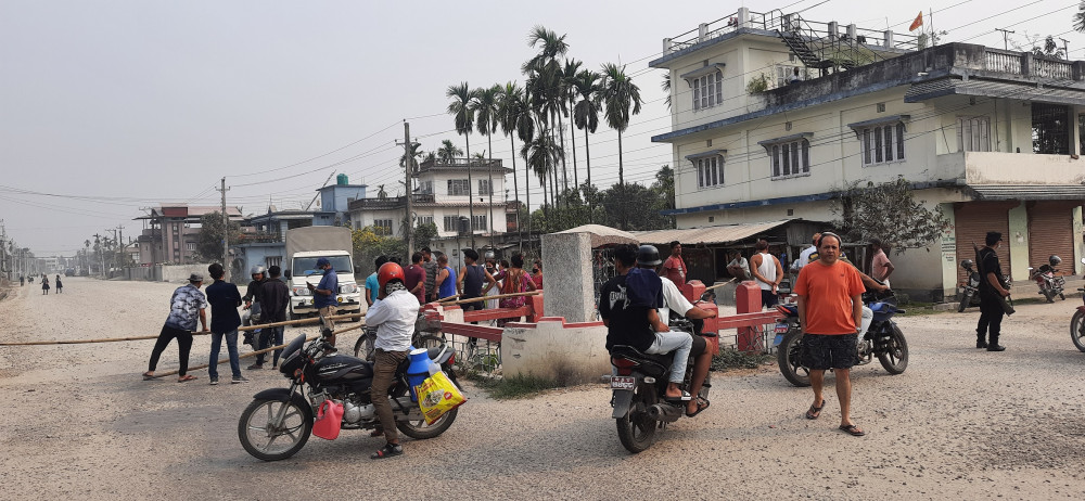 चारआली–केचना सडक खण्ड : कालोपत्रेको काम यत्तिकै छाडेपछि धुलोपीडित स्थानीयद्वारा सडक अवरोध