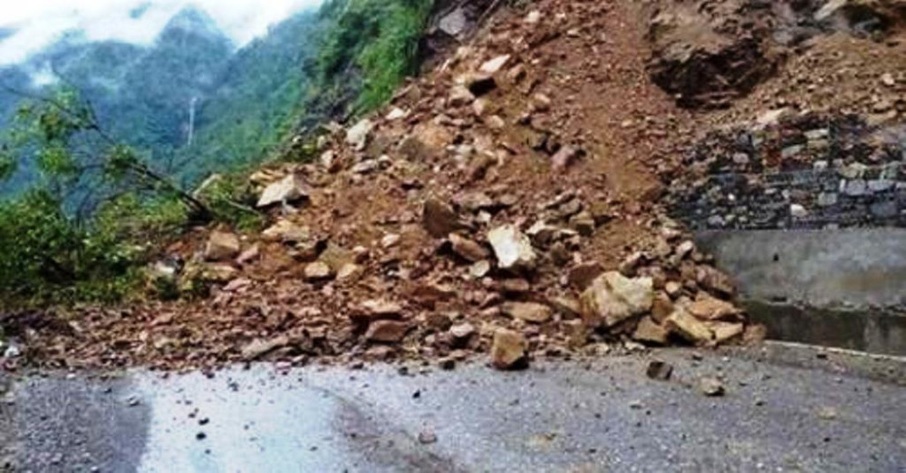बाढी-पहिरोले मेची राजमार्गमा ठाउँ ठाउँमा अवरुद्ध
