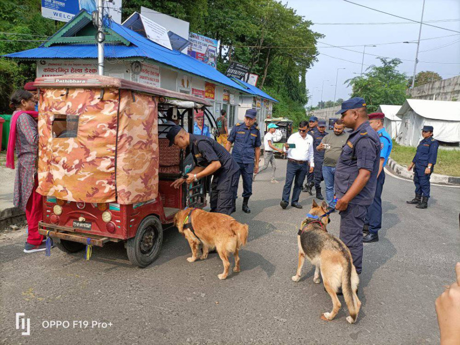 चाडपर्व लक्षित सुरक्षा अभियान : पूर्वी नाका काँकडभिट्टामा ‘डग स्निफिङ’