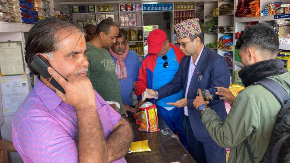बिर्तामोडको किराना पसलविरुद्ध हेलो सरकारमा उजुरी परेपछि...