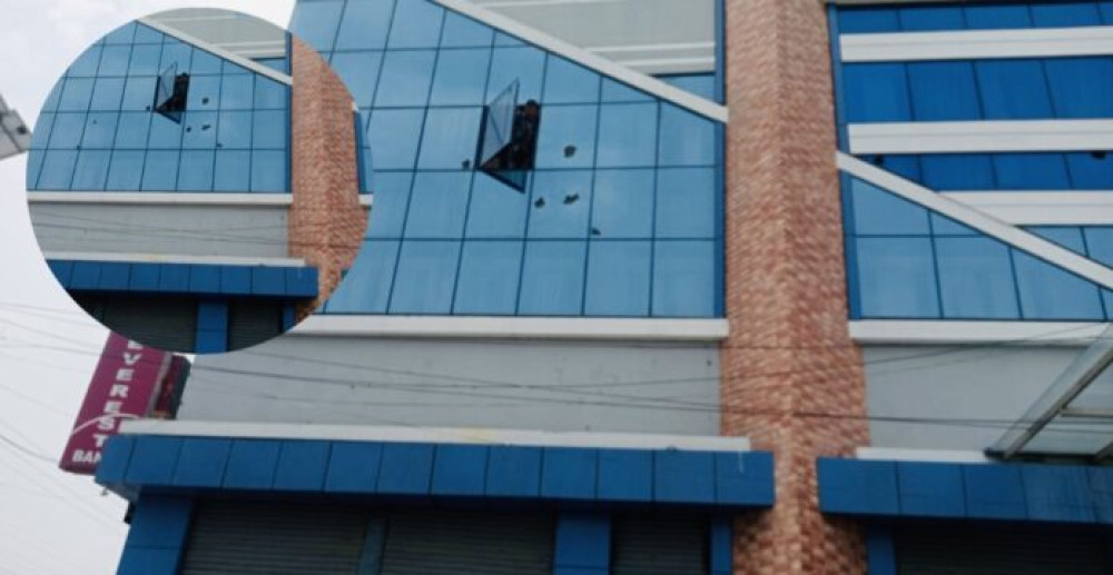बिर्तामोडका दुई वटा बैङ्कमा तोडफोड, चार जना पक्राउ