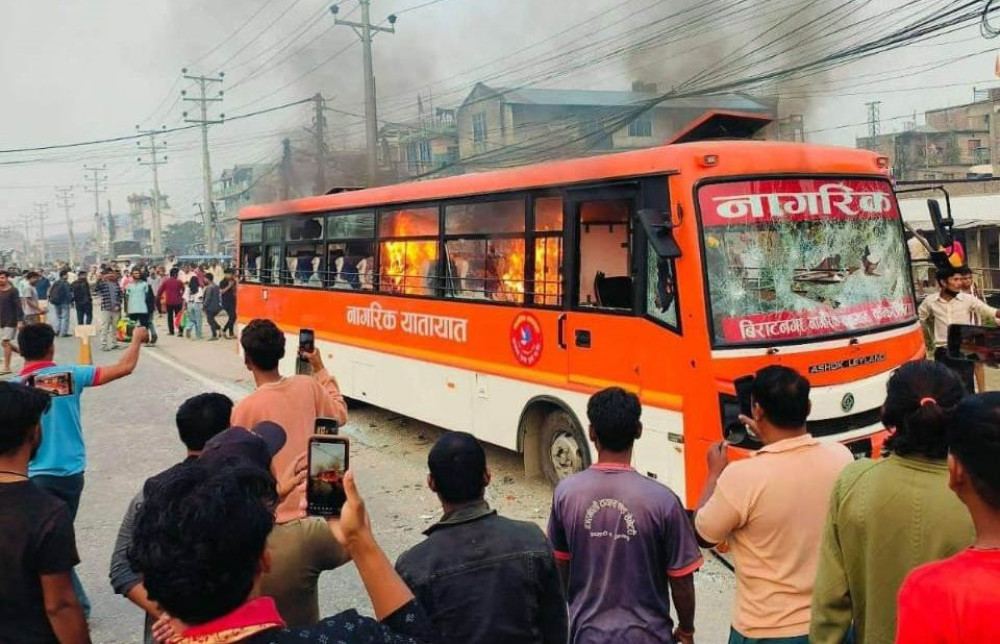 इटहरीमा बसको ठक्करबाट छात्राको मृत्यु, आक्रोशित भीडले जलायो बस