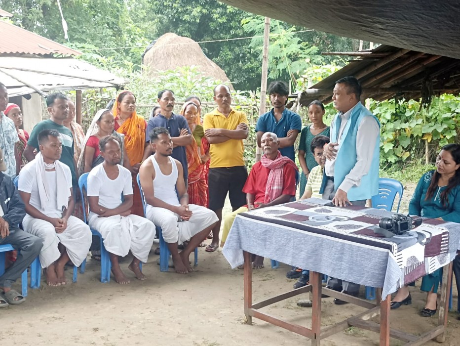 मातृशोकमा रहेका क्रिकेटर ललितको घरमा पुगे राज्यमन्त्री राजवंशी